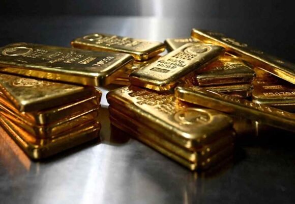 Gold sinks to 6-month low as speculative investors exit